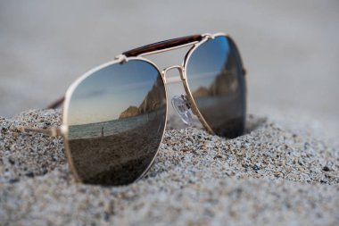 Sahilde gözlük yansıma