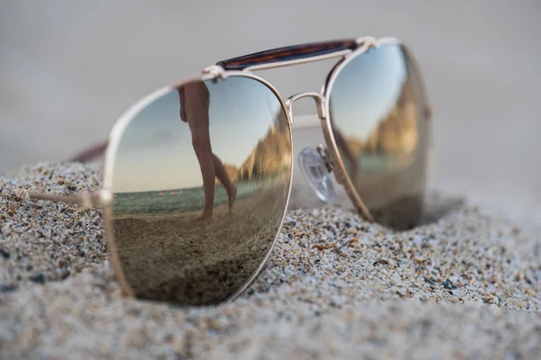 在海滩上的眼镜反射 — 图库照片