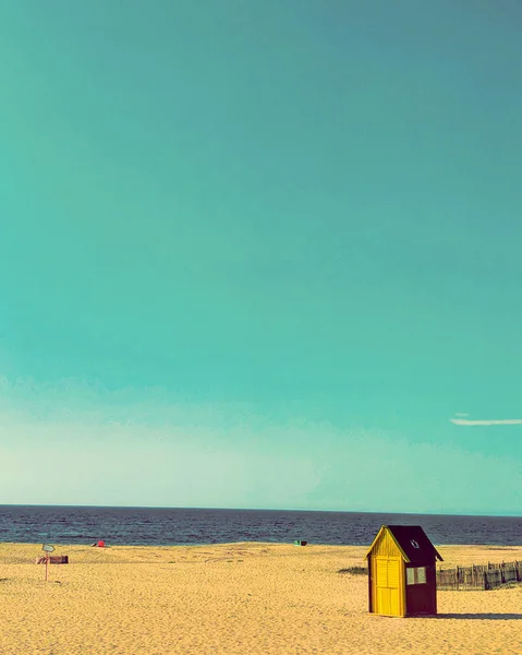 これはビーチ設備を見ることができるポルトガルのビーチの写真 — ストック写真