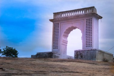 Hyderabad Telangana Hindistan 'daki Kesar Gutta Tapınağı' nda bir Anıt.