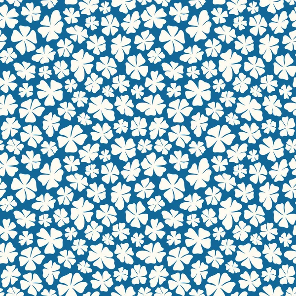 Handgezeichnete ditsy weiße Blumen auf blauem Hintergrund in einem geworfen nahtlosen Muster. hübsche florale Vektor-Design perfekt für Stoff und Hintergründe. — Stockvektor