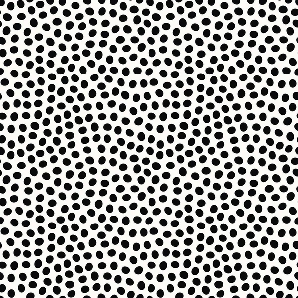 El çizilmiş polka nokta dikişsiz tekrar desen attı. Soyut vektör tasarım arka planında siyah noktalar.