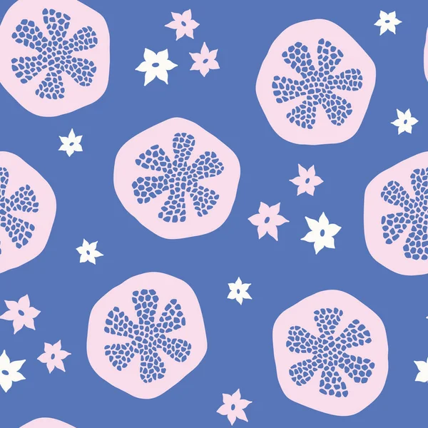 Des tranches de fruits en grenade et des fleurs sans couture motif fond design en rose, bleu et blanc. Alimentation saine dessinée à la main répétition vectorielle lancée . — Image vectorielle