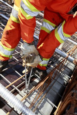çelik çubuklar üzerinde sivil cosntruction sabitleme işçi
