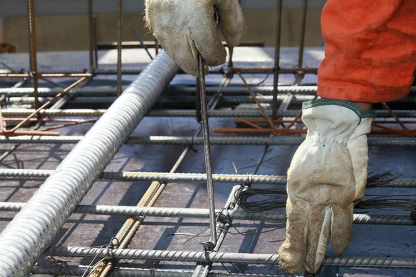 Arbetaren Fastställande Stålstänger Civila Cosntruction — Stockfoto