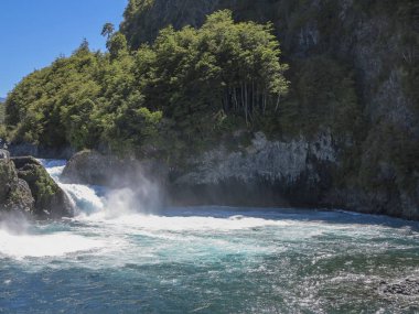Nehir üzerinde Vicente Perez Rosales Milli Parkı Şili, Güney Amerika üzerinde görünümünü
