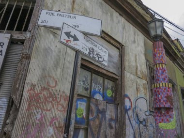 Valparaiso, Şili - Valparaiso Unesco Dünya Mirası bağlantı noktası şehir Şili yerel sanatçılar kullanımda evlerde surlar ve binalar dekorasyon onların tuval olarak 15 Ocak 2014 renkli sokak sanatı.