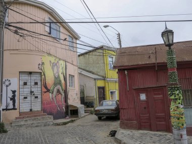 Valparaiso, Şili - Valparaiso Unesco Dünya Mirası bağlantı noktası şehir Şili yerel sanatçılar kullanımda evlerde surlar ve binalar dekorasyon onların tuval olarak 15 Ocak 2014 renkli sokak sanatı.