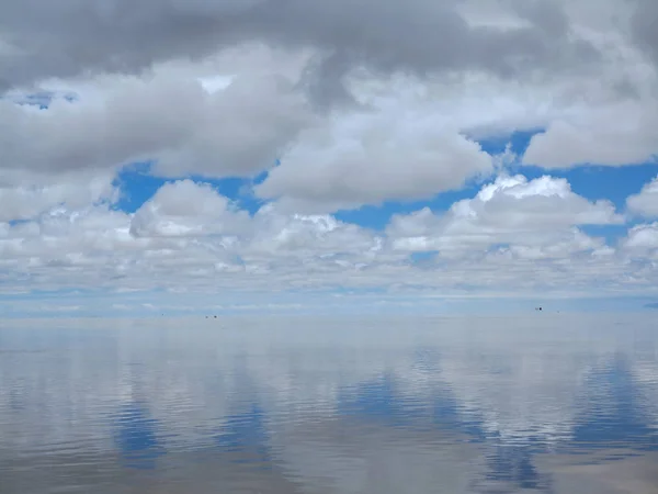 青い曇り空と完璧なの白いフラット塩の砂漠のパノラマ — ストック写真