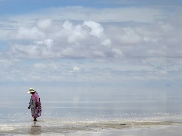 青い曇り空と完璧な白いフラット塩砂漠ウユニ ウユニ ボリビア 2014 ボリビア女性 — ストック写真