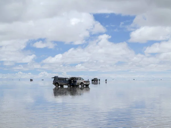 Salar Uyuni Bolivia Jan 2014 Roadbilar Perfekta Vita Platta Saltöknen — Stockfoto