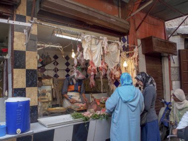 Marakeş, Fas - 21 Ekim 2012 - açık pazar yeri Marrakesh'ın Medine Mahallesi (eski şehir). Ana kare Marrakesh, yerli halk ve turistler tarafından kullanılan kalır.