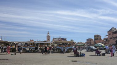 Marakeş, Fas - 21 Ekim 2012 - Jemaa el Fnaa kare ve pazar yeri Marrakesh'ın Medine çeyrek (eski şehir) var. Ana kare Marrakesh, yerli halk ve turistler tarafından kullanılan kalır.