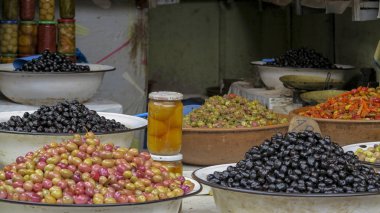 Marakeş, Fas - 21 Ekim 2012 - zeytin için satışa Jemaa el Fnaa kare ve pazar yeri Marrakesh'ın Medine Mahallesi (eski şehir) bulunur. Ana kare Marrakesh, yerli halk ve turistler tarafından kullanılan kalır.