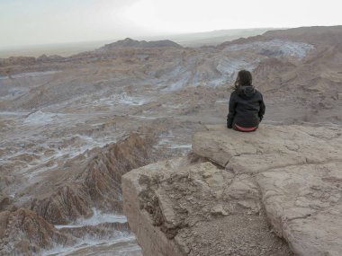Turizm Valle de la Luna (Moon Valley), Şili Atacama Çölü, kayalık bir oluşumu üzerinde