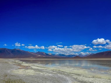 Miniques lagün ve yanardağ - Atacama Çölü, Şili. Andes, yer