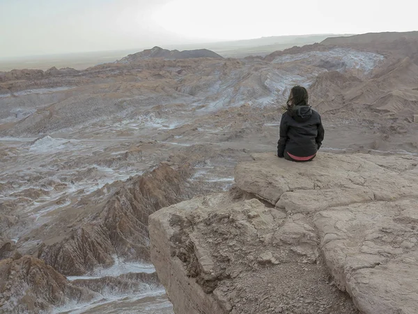 Turysta Valle Luna Moon Valley Skalista Formacja Pustyni Atacama Chile — Zdjęcie stockowe