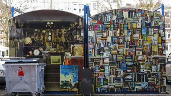Amsterdam Holandia Lutego 2013 Pole Zbyt Sprzedaż Książki Naprawy Zegara — Zdjęcie stockowe