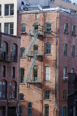 yan merdiven dışarı Seattle ile şehir üzerinde eski bina