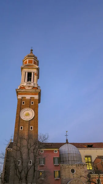 Venetië Stad Italië Klokkentoren Van Santi Apostoli Kerk Landmark Het — Stockfoto