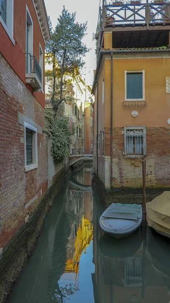 Bateau Sur Petit Canal Étroit Venise Italie — Photo