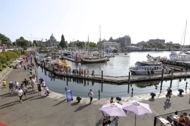 Victoria, Bc, Kanada, 27 Temmuz 2018 - Inner Harbour yolu insanlarla güneşli gün kalabalık. Bu düzeltme eki Waterfront birçok turistik ve eğlence etkinlikleri konumudur.