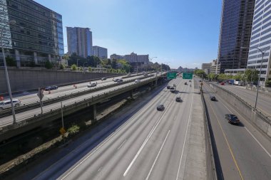 Seattle - 21 Temmuz 2018 - görünüm Güney Eyaletler arası 5 (I5) görünümlü trafik. Portland, Spokane, Bellevue ve Tacoma kentlerinin yön işaretleri görüntülenir.