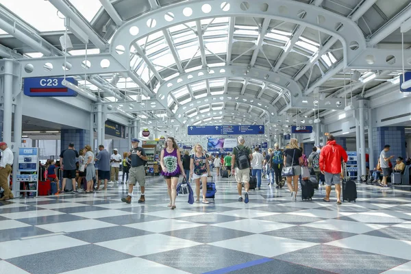 Chicago, Amerika Birleşik Devletleri - 20 Temmuz 2018: Gezginler yürüyüş için ABD'de Chicago O'Hare Uluslararası Havaalanı kapılarında.
