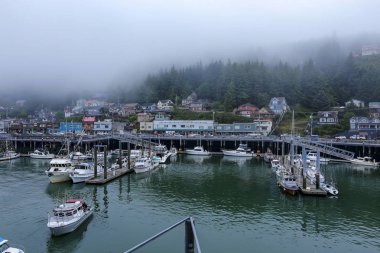 Ketchikan Limanı balıkçı tekneleri ve sis ile görünümünü Ketchikan, Alaska - 23 Temmuz 2018-