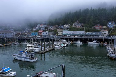 Ketchikan Limanı balıkçı tekneleri ve sis ile görünümünü Ketchikan, Alaska - 23 Temmuz 2018-
