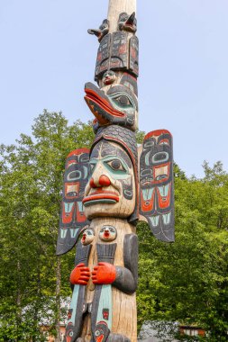 Ketchikan, Alaska - 23 Temmuz 2018 - totem direkleri Saxman yerli köyü Kızılderili ayakta totem direkleri en büyük koleksiyonudur