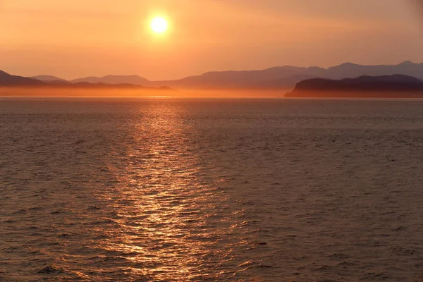 Solnedgång Över Alaska Fjordar Kryssning Resa Nära Ketchikan — Stockfoto
