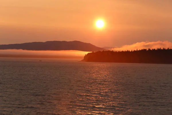 Pôr Sol Sobre Fiordes Alasca Uma Viagem Cruzeiro Perto Ketchikan — Fotografia de Stock