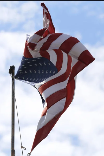 Amerikanische Flagge Weht Wind Blauen Himmel Den Usa — Stockfoto