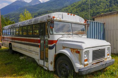 Skaway, Alaska, ABD'de terk edilmiş eski beyaz okul otobüsü