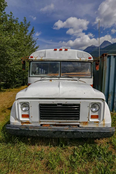 Ônibus Velha Escola Branca Abandonado Skaway Alasca Eua — Fotografia de Stock