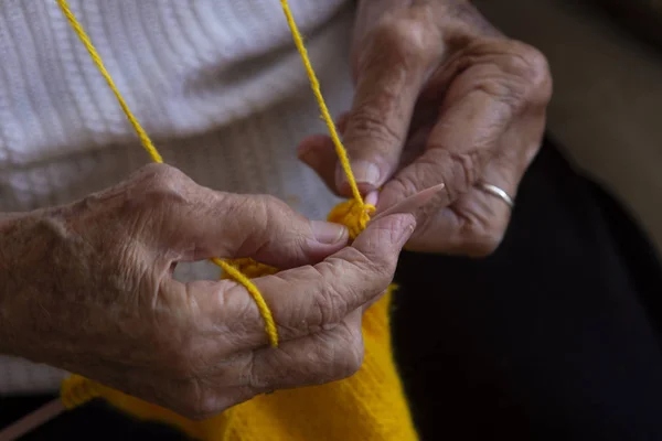 Mani di una vecchia donna ferri da maglia — Foto Stock