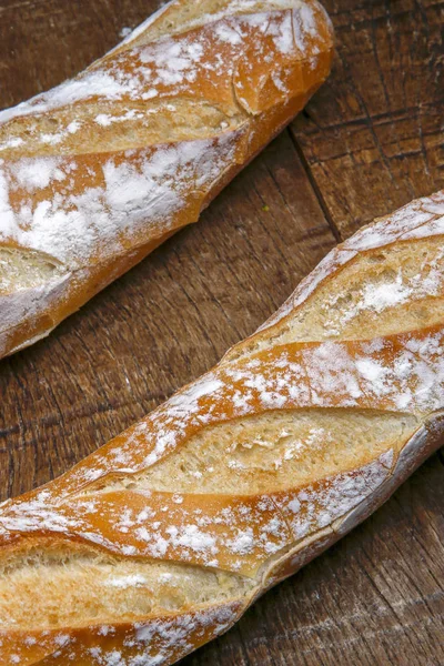 Pão fresco ou baguett francês e farinha — Fotografia de Stock