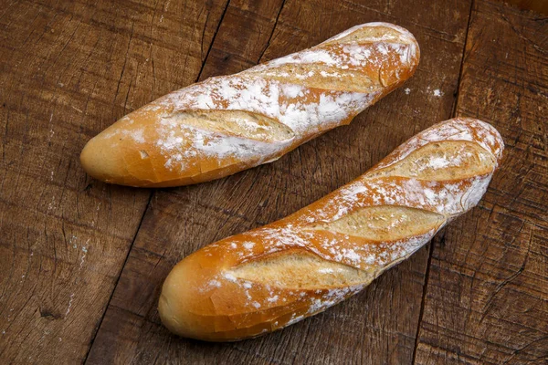 Φρέσκο ψωμί ή Γαλλικά baguett και αλεύρι — Φωτογραφία Αρχείου