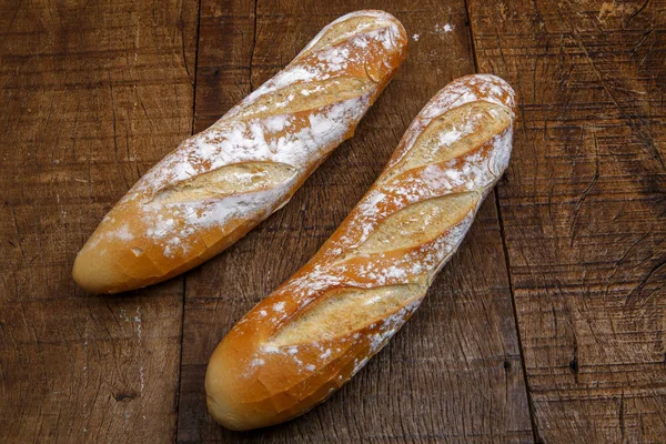Pão fresco ou baguett francês e farinha — Fotografia de Stock