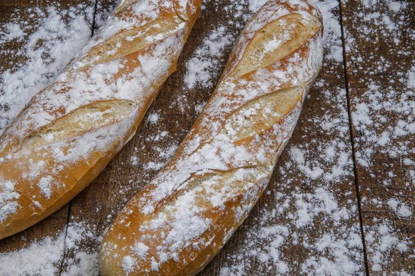 Pão fresco ou baguett francês e farinha — Fotografia de Stock