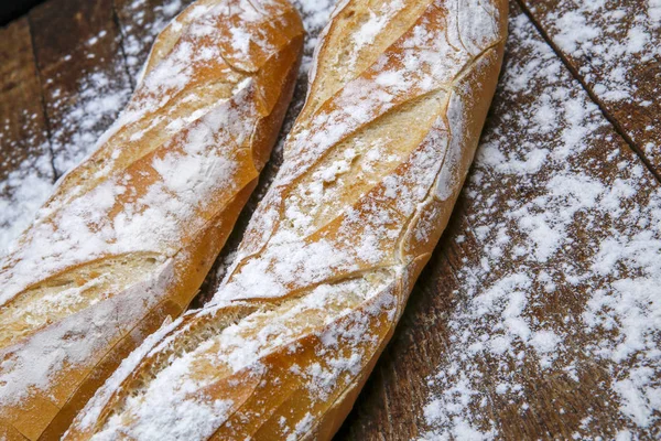 Pão fresco ou baguett francês e farinha — Fotografia de Stock