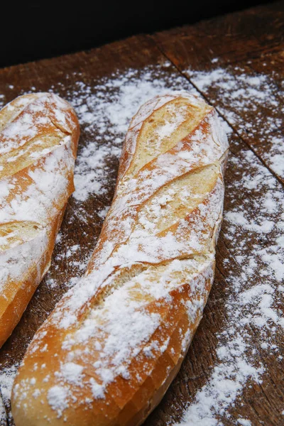 Pão fresco ou baguett francês e farinha — Fotografia de Stock