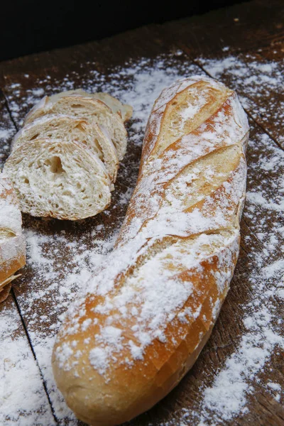 Pane fresco o baguett francese e farina — Foto Stock