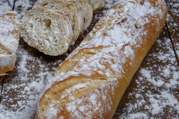 Pane fresco o baguett francese e farina — Foto Stock