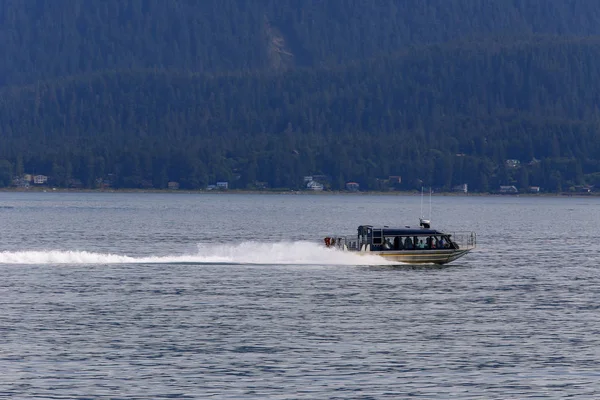 Barco de observação de baleias em Juneau, Alasca — Fotografia de Stock