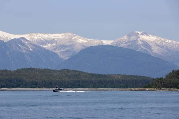 Whale watching boot op Juneau, Alaska — Stockfoto