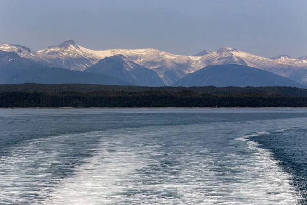 Wake hinter Schiff in juneau alaska — Stockfoto