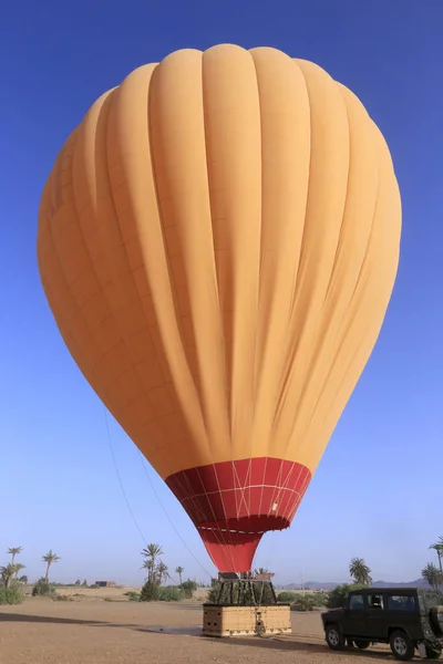 Воздушный шар Марокко взлетает на рассвете — стоковое фото