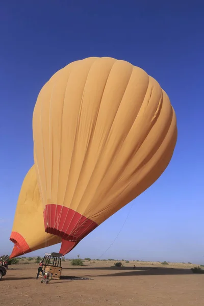 Marruecos globo de aire caliente despegando al amanecer —  Fotos de Stock